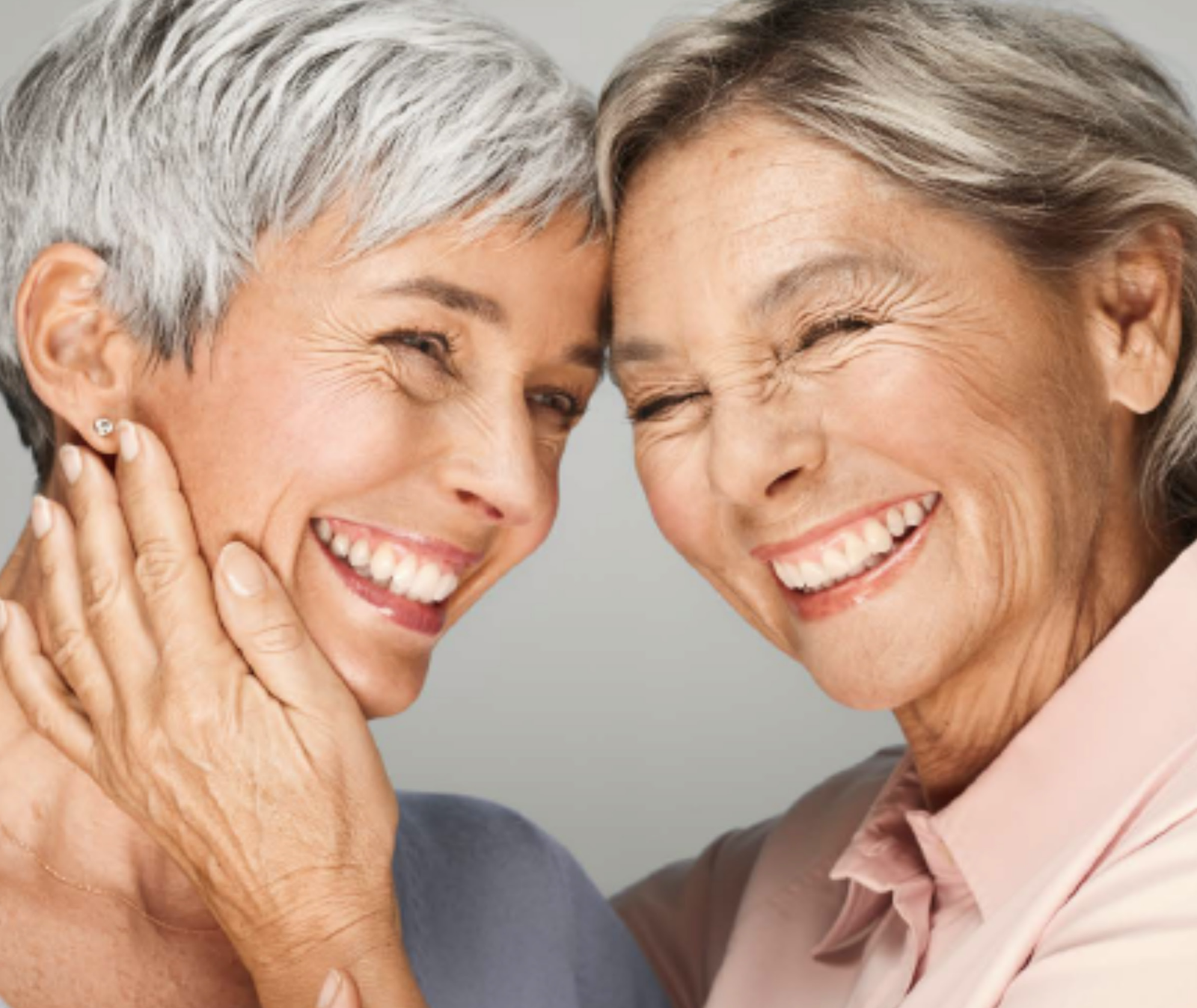 Zwei ältere Frauen - RoActemra Fachanzeige